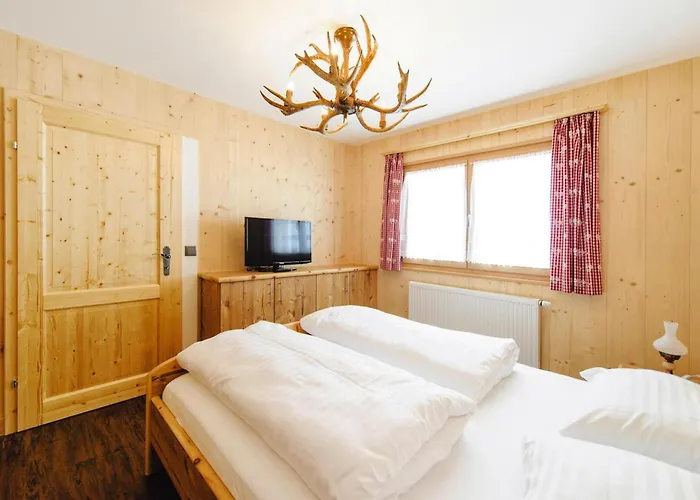 In Gaal By Slopes & Bathing Pond 木屋